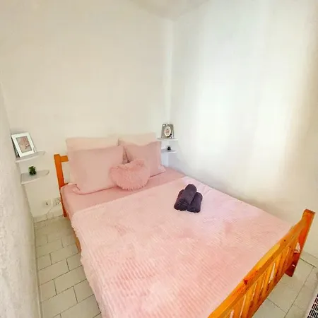 A 20m De La Apartment *